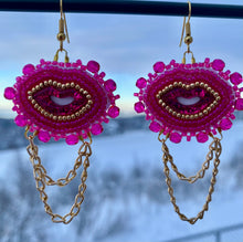 Load image into Gallery viewer, Pink lips with gold chains
